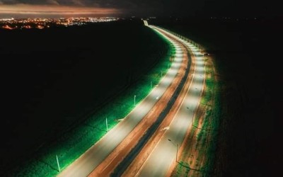 Obra de iluminação solar no anel viário de Ponta Porã avança para a reta final com 75% de execução.