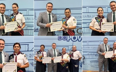 Leinha entrega moção a líderes do Clube de Aventureiros.