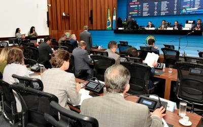 Parlamentares votam quatro propostas nesta quarta-feira.