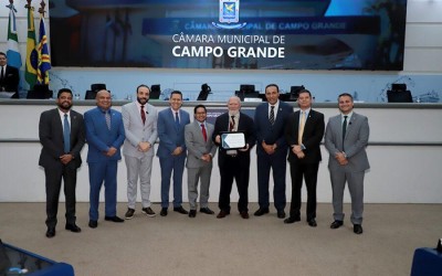 Servidor que trabalha há 49 anos na Câmara é homenageado.