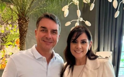 Flávio Bolsonaro, senador pelo PL-RJ e pré-candidato à Presidência da República em 2026, estaria sondando a deputada federal Simone Marquetto (PP-SP) como opção para ser sua vice-presidente.