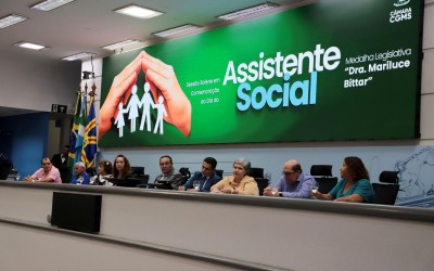 Câmara homenageia assistentes sociais em sessão solene.