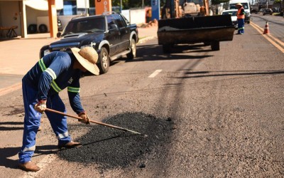 Município amplia frentes de recuperação asfáltica nas vias.