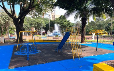 Playground e academia são revitalizados na Praça Ary Coelho.