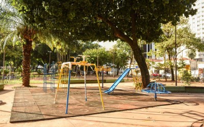 Praça Ary Coelho recebe novo parquinho infantil.