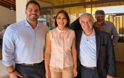 Ex-governador Reinaldo Azambuja participa de produção televisiva de Flávio Bolsonaro em Brasília.