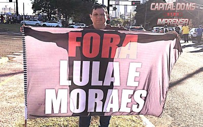 “Indignação em Ação: Jocemar Gutierres Levanta a Faixa Contra Lula e Moraes”.