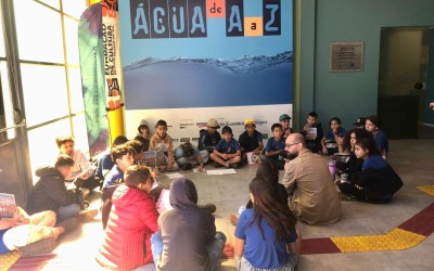 Alunos mergulham no aprendizado em exposição sobre a água.