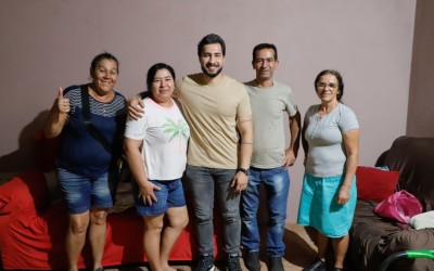 Fábio Rocha ouve moradores e coloca mandato à disposição.