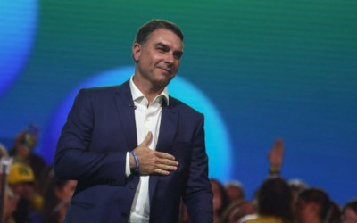TSE manda restabelecer a filiação de Flávio Bolsonaro ao PL.