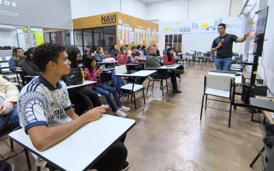 Curso da Sejuv ensina a usar IA no mercado de trabalho.