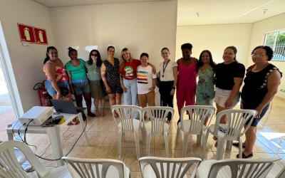 Emha leva acolhimento e orientação sobre autismo a famílias.