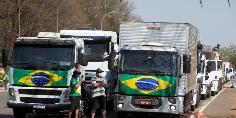 Diesel dispara e governo repete estratégia de 2022, gerando críticas.