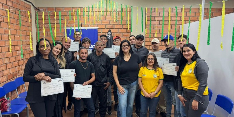 Polo Moreninhas forma primeira turma de barbeiro.