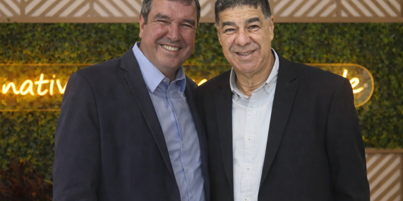 Elenilton Dutra é homenageado por sua atuação no distrito de Anhandui em noite marcada pela presença de grandes autoridades.