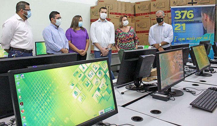 Governador do Estado de Mato Grosso do Sul. Reinaldo Azambuja inicia entrega de computadores.