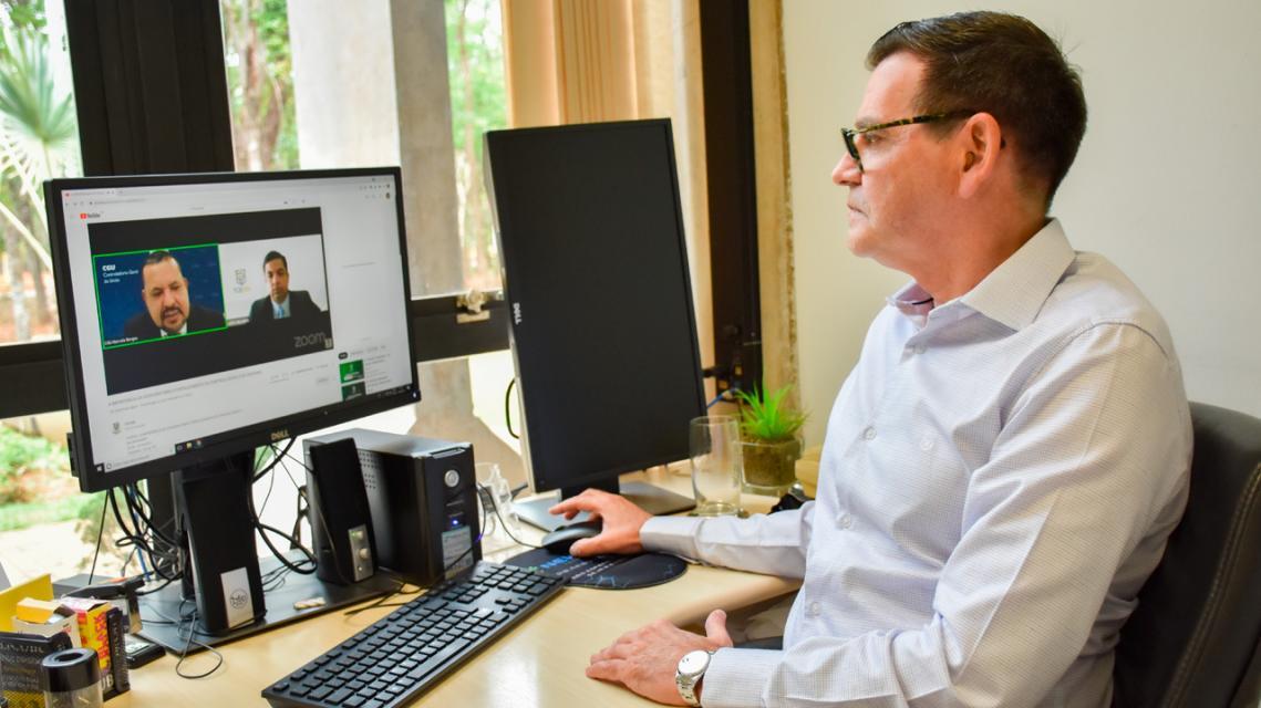Ouvidoria do TCE-MS participa de webinário.