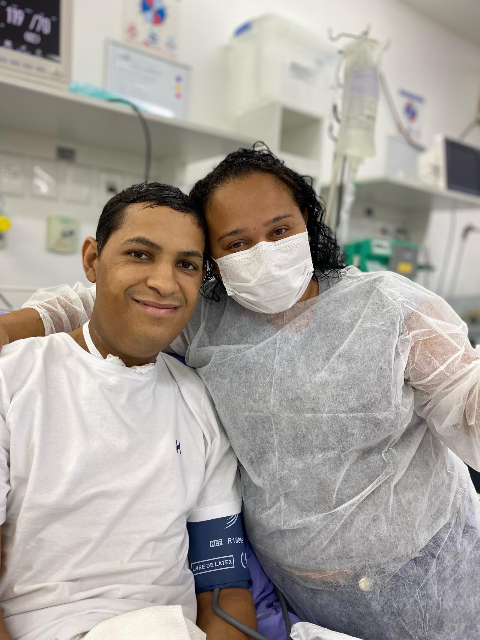 Para selar a união, paciente oncológico troca alianças com sua amada em UTI do Hospital Cassems