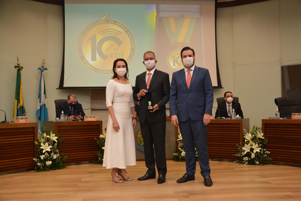 Presidente do TJ e presidente do TRE recebem homenagem do Colégio de Ouvidores da Justiça Eleitoral.