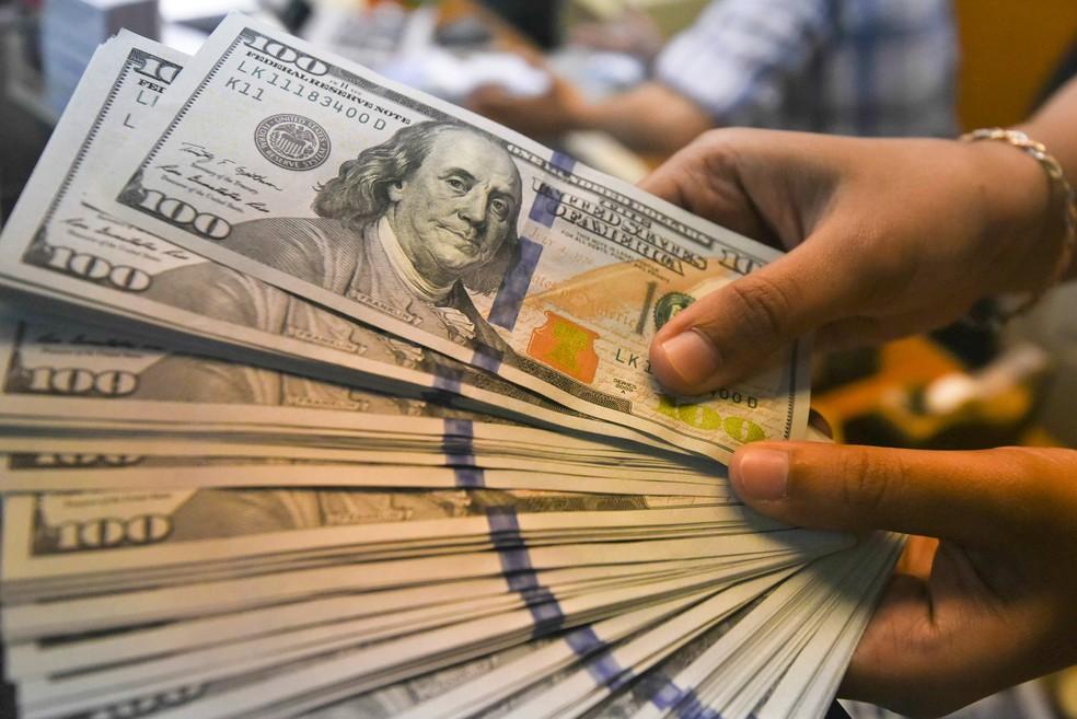 BC ajuda, e dólar volta a operar abaixo de R$ 5,50.