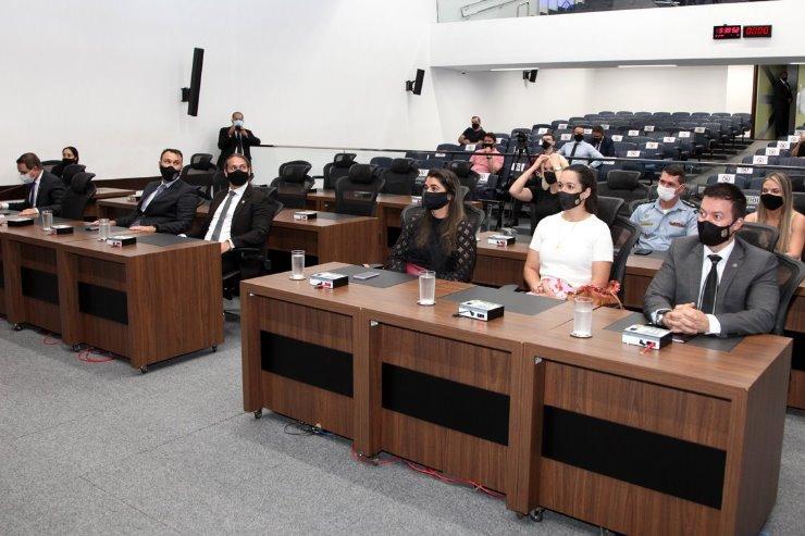 Deputados parabenizam policiais civis por 