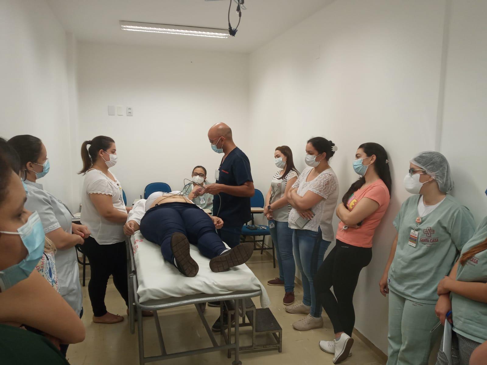 ENFERMEIROS DA SANTA CASA SÃO CAPACITADOS SOBRE MANEJO DE ELETROCARDIOGRAMA