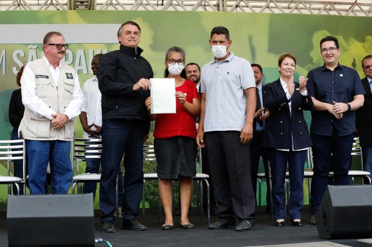 REFORMA AGRÁRIA  Presidente Jair Bolsonaro entrega títulos de terra a produtores rurais de São Paulo