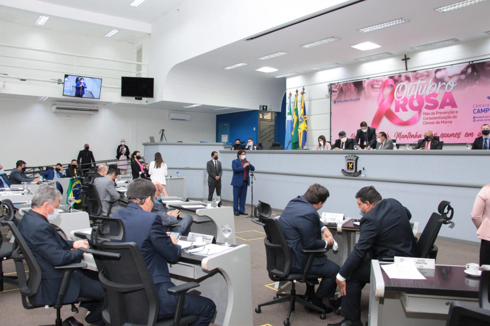 Vereadores decidem se mantêm veto do prefeito.