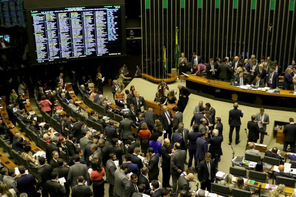  Câmara aprova em primeiro turno texto-base de PEC que viabiliza Auxílio Brasil de R$ 400 em ano eleitoral