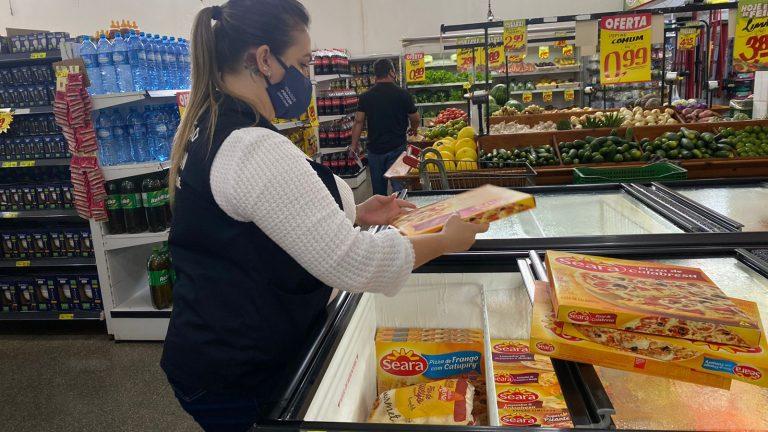 Fiscalização do Procon Municipal atua mercado com alimentos vencidos.