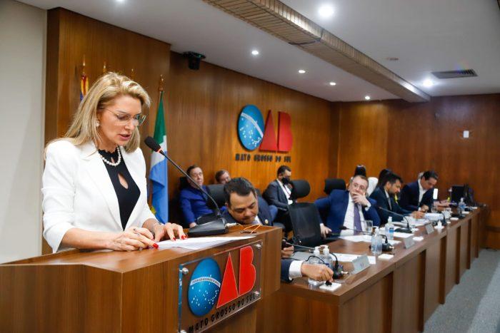 OAB/MS concede desagravo à advogada repreendida por vestimenta em acesso a presídio.