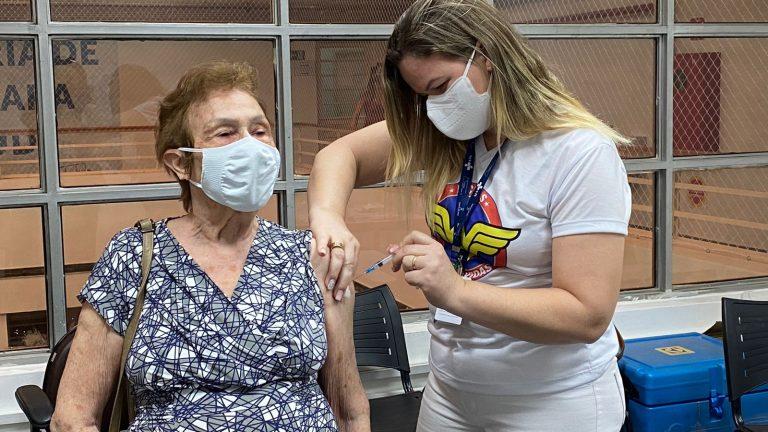 Prefeitura avança na vacinação contra a Covid-19 com aplicação da 1°, 2° e terceira dose.