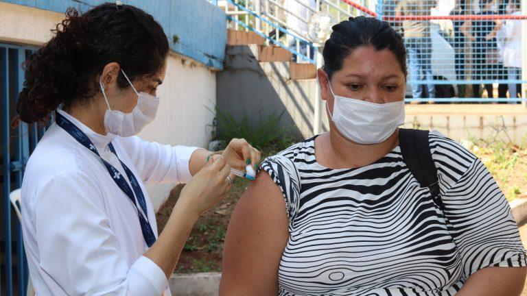 Vacinação contra a Covid-19 acontece em mais de 40 locais nesta Segunda-Feira.