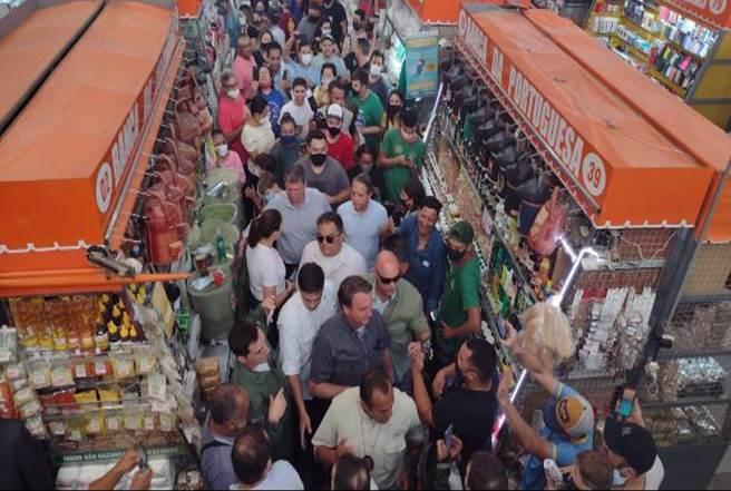  Presidente Jair Messias Bolsonaro chegou nesta Segunda-Feira DIA 13/12/2021 em Campo Grande por conta do mau tempo, e  foi ao Mercadão Municipal comer Pastel e tomar Tubaína