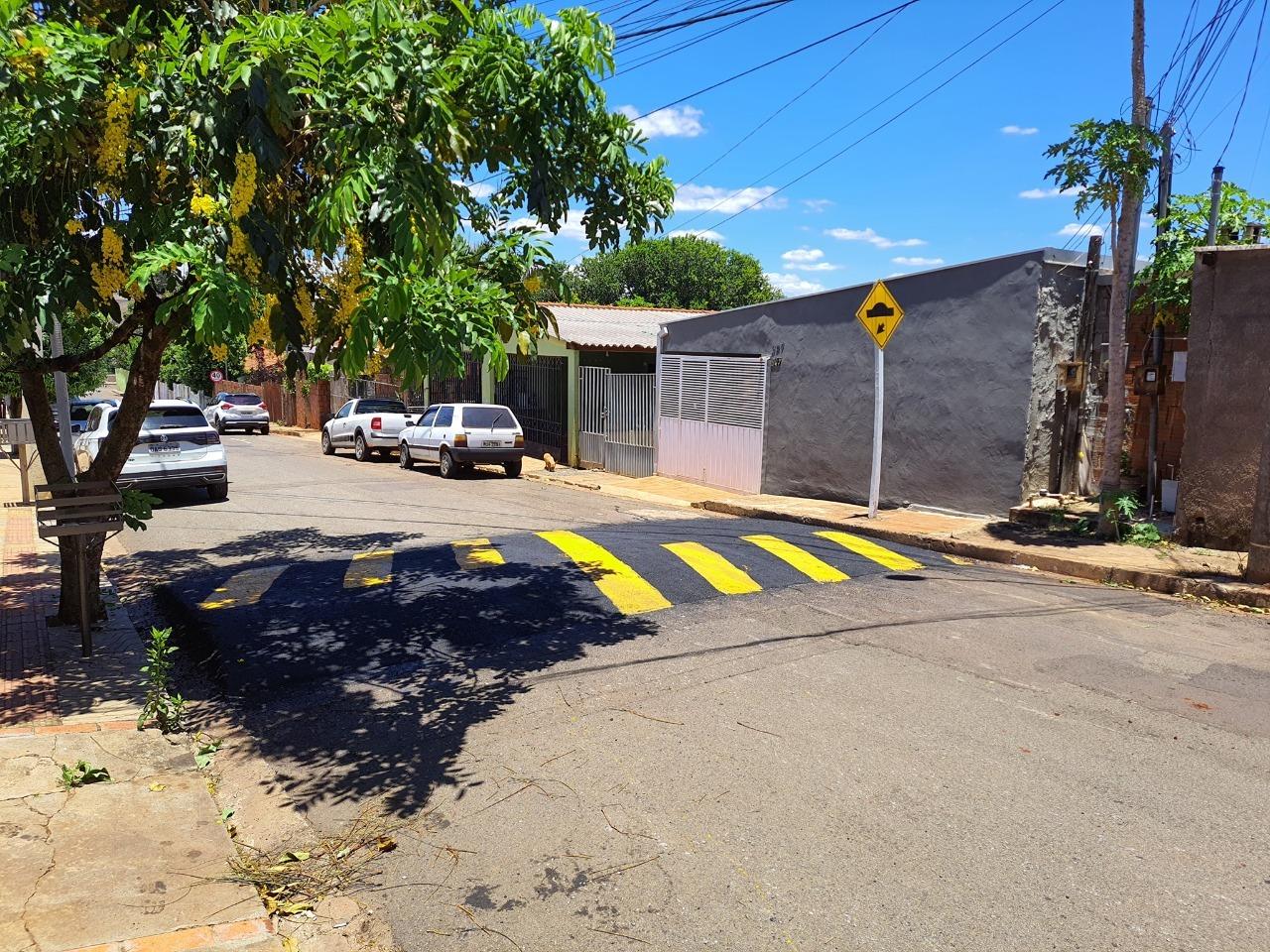 Agetran atende pedido de Ronilço Guerreiro e quebra-molas é instalado na Rua Caxambu.