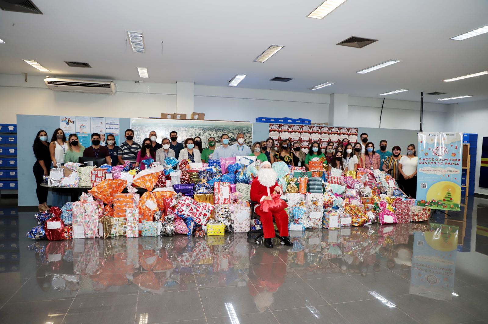 Câmara arrecada 240 brinquedos para a campanha “Papai Noel dos Correios”.