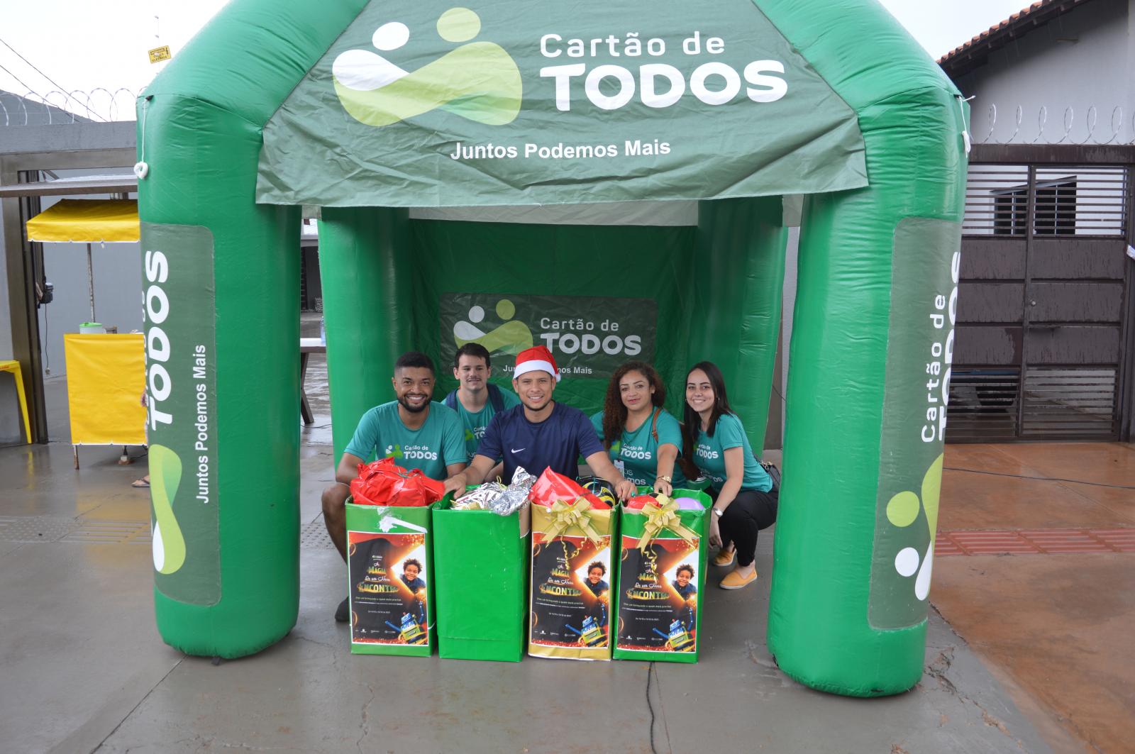 Instituto Mercedes Vargas realiza 1º Natal Solidário e leva alegria a mais de 600 pessoas no bairro Los Angeles.
