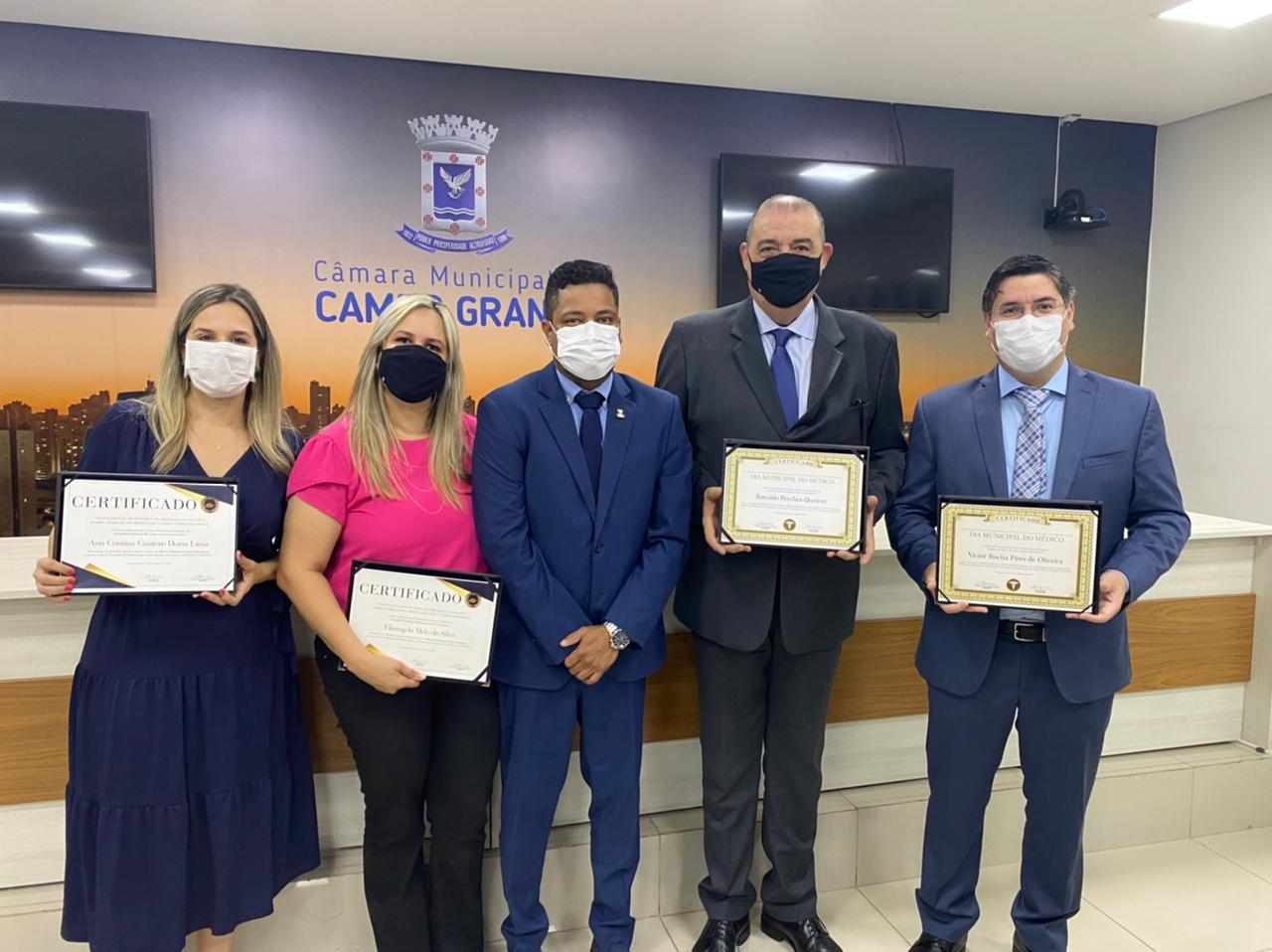 Manhã de homenagens: Vereador Professor Riverton entrega honrarias para profissionais destaques na Medicina e Educação.