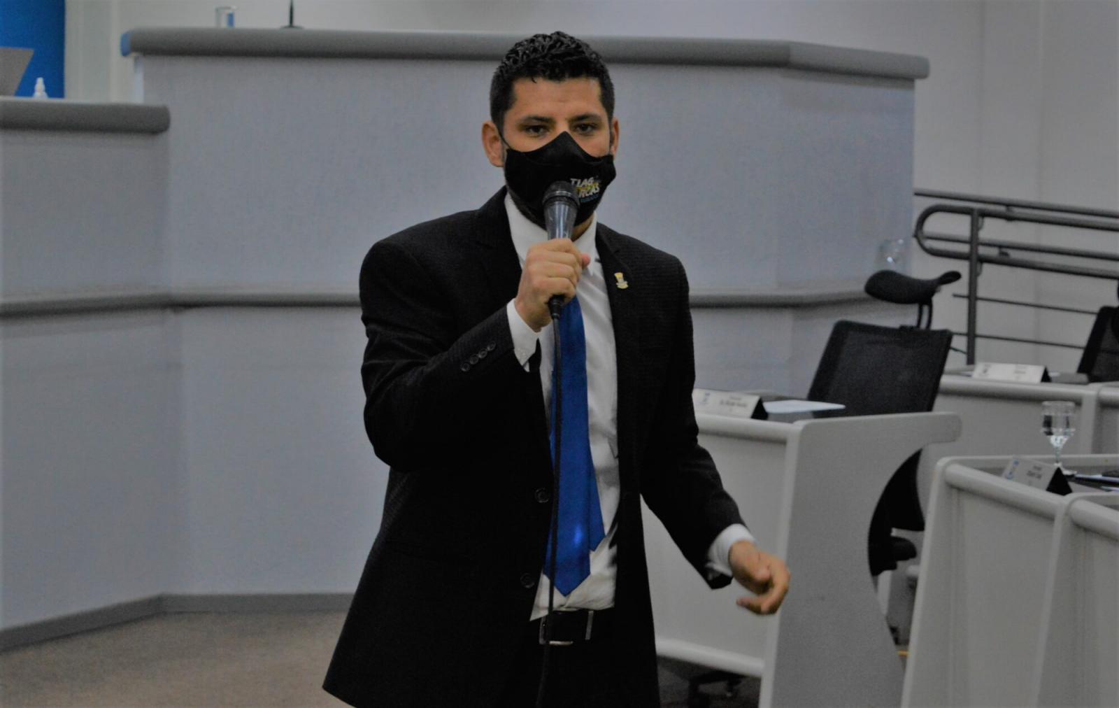 Passaporte vacinal, maquiado de selo “Evento Seguro”, tem voto contrário do vereador Tiago Vargas.