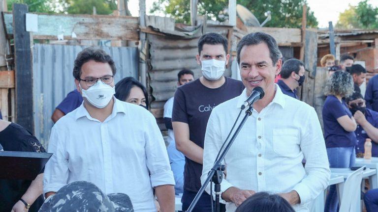 Prefeitura entrega cartões do Credihabita para construção de moradias dignas nas comunidade Aguadinha e só por Deus.