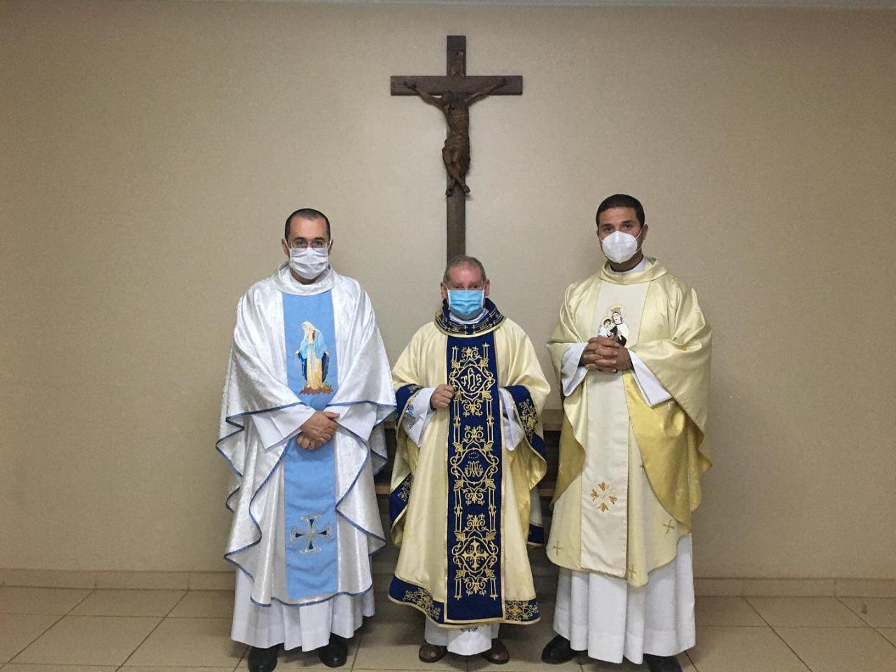 Professor Juari apresenta Moção de Congratulação ao Padre José Soares da Silva, que comemora em Junho 30 anos de Ordenação sacerdotal.
