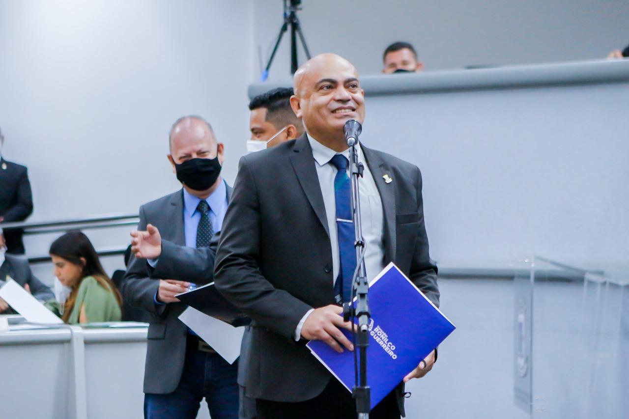 Ronilço Guerreiro faz cobranças e recebe informação que rotatória da Tamandaré com a Euler de Azevedo terá nova sinalização em breve.