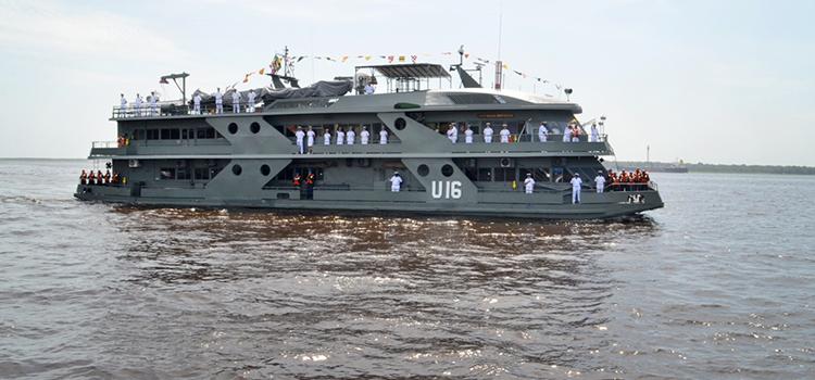 Navios da Marinha levam atendimento de saúde a ribeirinhos na Amazônia