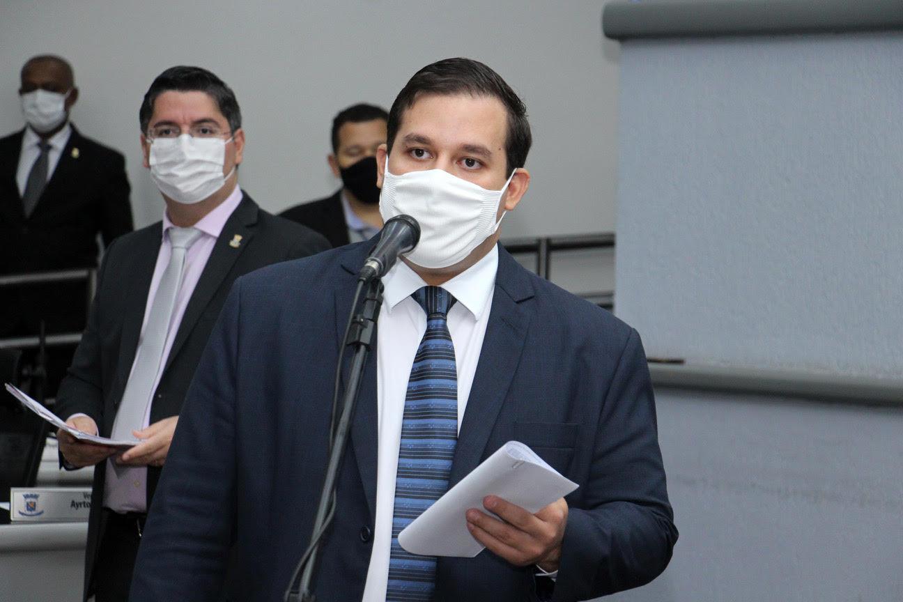Vereador William Maksoud entrega emenda para implantação de academia ao ar livre e playground em bairro.