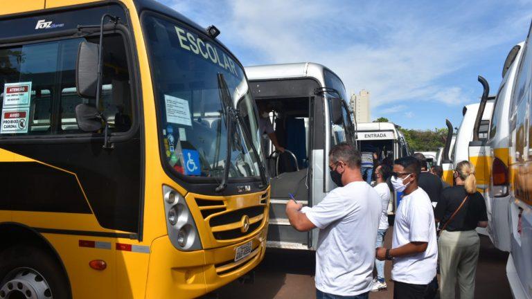 PARA GARANTIR SEGURANÇA DOS ESTUDANTES DA ÁREA RURAL, ÔNIBUS DA REME PASSAM POR VISTORIA DA SEMED E TCE-MS.