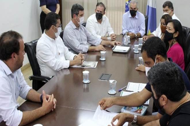 Reinaldo Azambuja dá 34% de aumento a professores convocados da Rede Estadual
