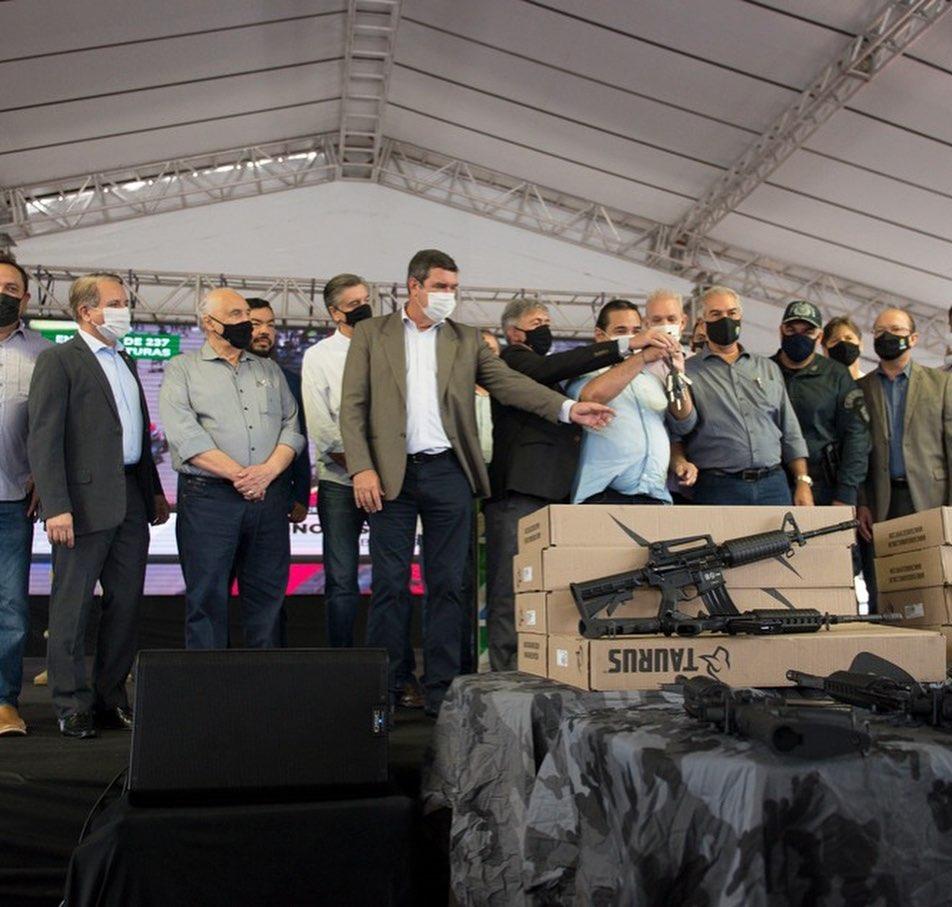 Governador Reinaldo Azambuja entregou 237 viaturas e 115 fuzis destinados à Polícia de MS