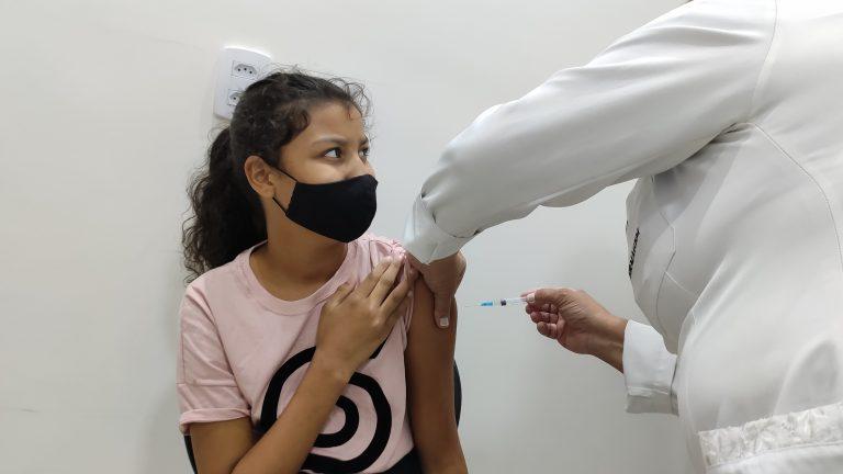 VACINAÇÃO CONTRA A COVID-19 AVANÇA NA CAPITAL COM APLICAÇÃO DE 1ª A 4ª DOSE EM CRIANÇAS E ADULTOS.