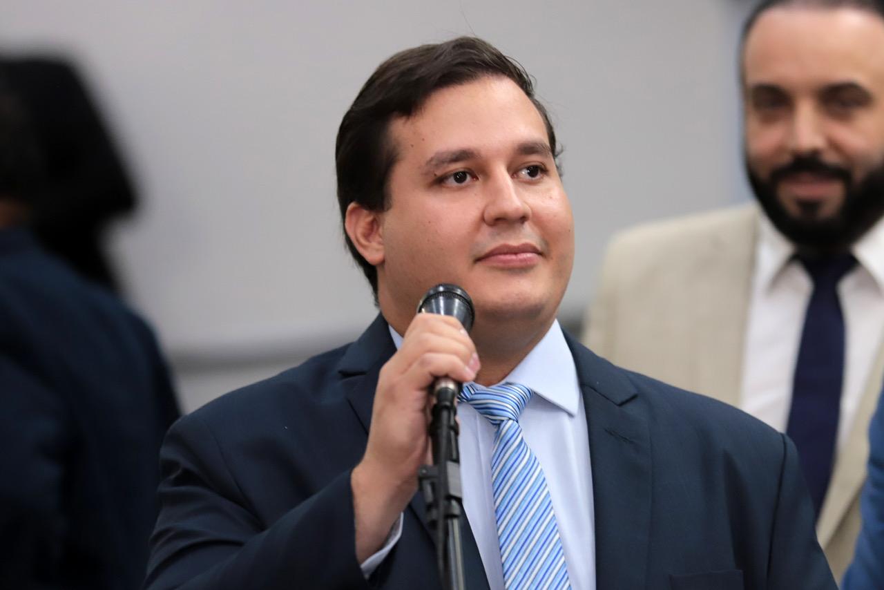 William Maksoud solicita redutor de velocidade, operação tapa-buraco e outras melhorias.