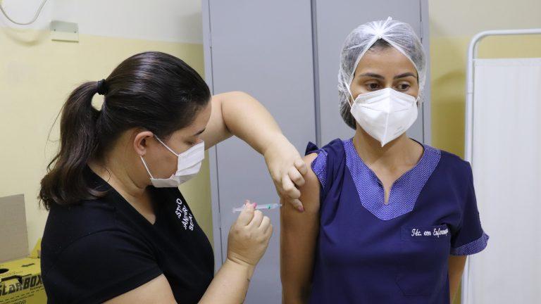 VÉSPERA DE FERIADO TEM PLANTÃO DE VACINAÇÃO CONTRA A COVID-19 E INFLUENZA NA CAPITAL.